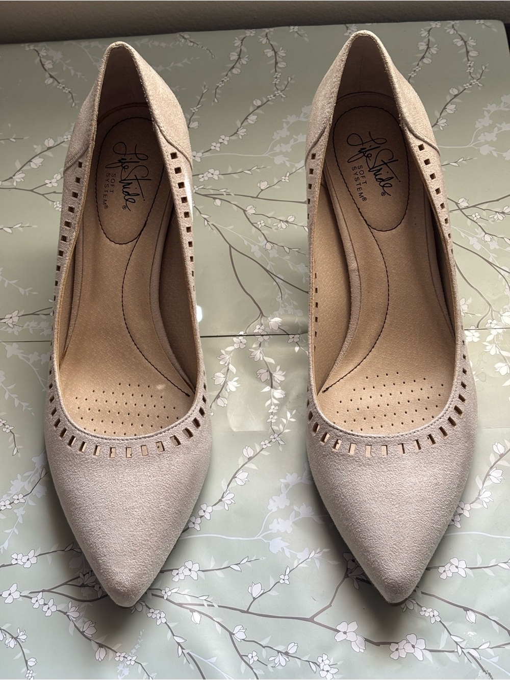 Life Stride Women's cream color suede Pointed-Toe pumps (11M)
